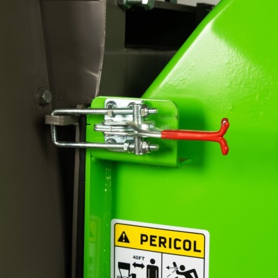 Poza Tocator crengi Micul Fermier MF-MO1010-S001-G01, motor benzina 15 CP, diametru maxim taiere 150 mm, cu carlig de remorcare, pentru rumegus. Poza 43909